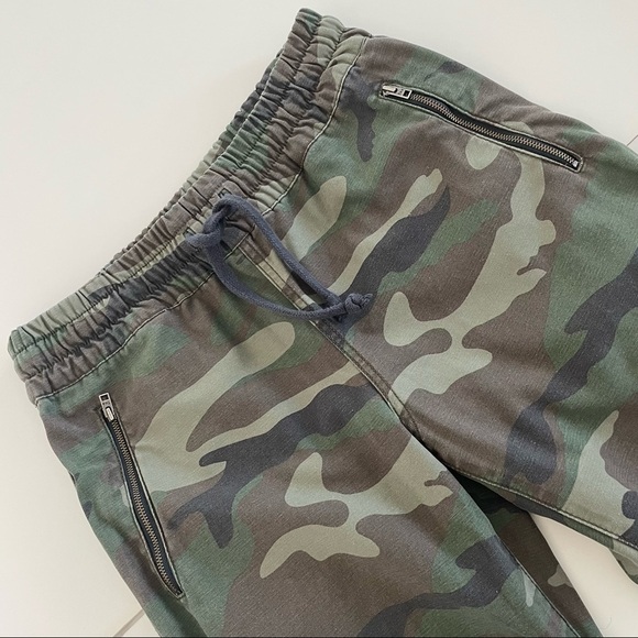 ⭐️HP⭐️ Aritzia TNA Alix Camouflage Joggers Pant - Picture 3 of 11